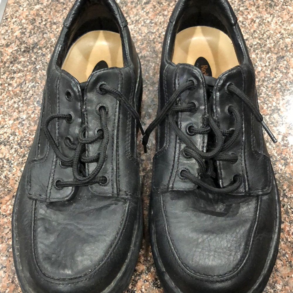 Men’s black size 9 1/2 M leather Rockport casual shoes!  Excellent condition